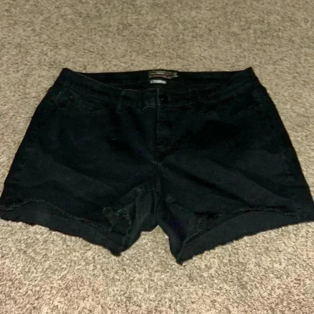 Torrid Mid-Rise Vintage Stretch Black Jean Shorts‎